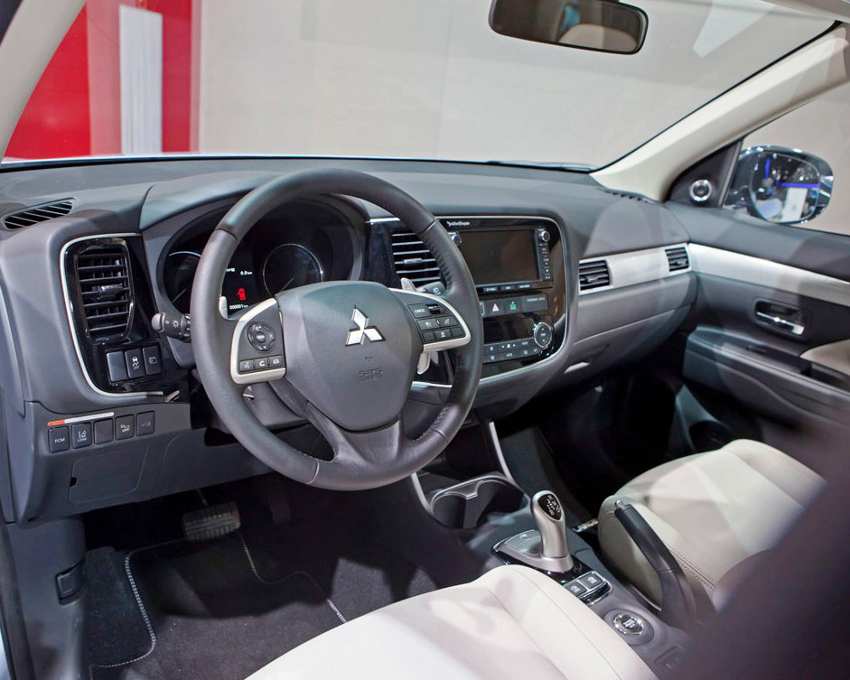 салон Mitsubishi Outlander PHEV 2014
