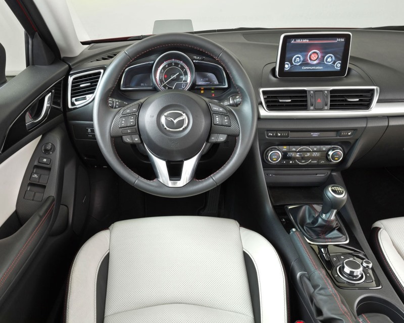 салон седана Mazda 3 2014