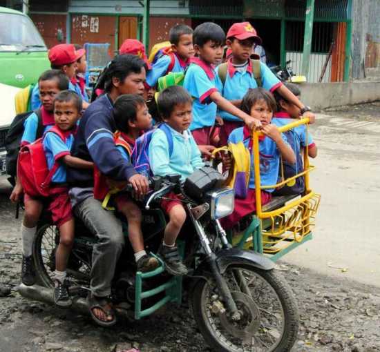 Перевозка детей на мотоцикле