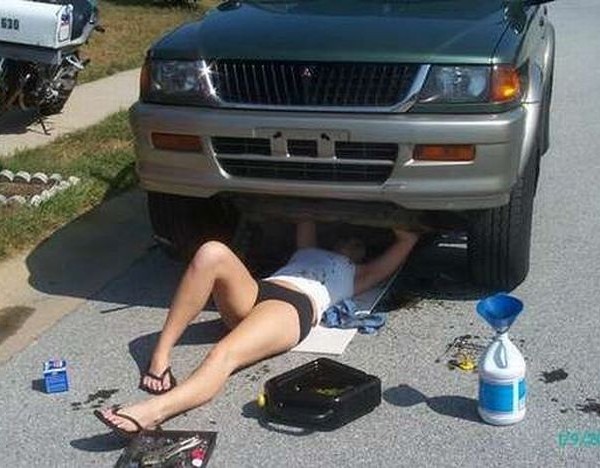 Девушка меняет масло в авто