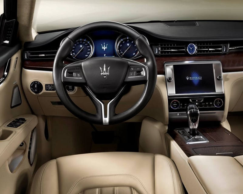 салон Maserati Quattroporte 2013