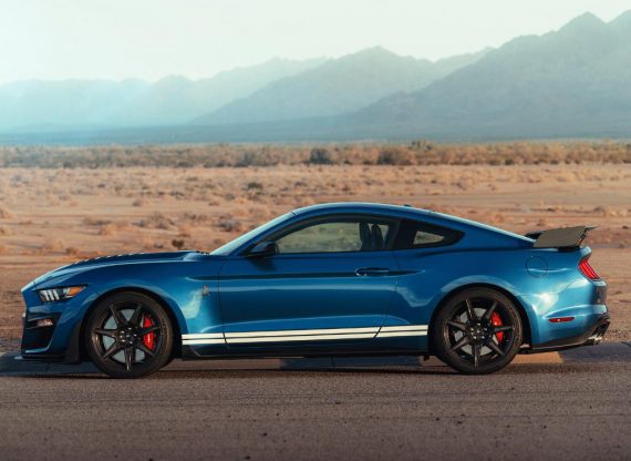 новый Ford Mustang Shelby GT500 2020 сбоку