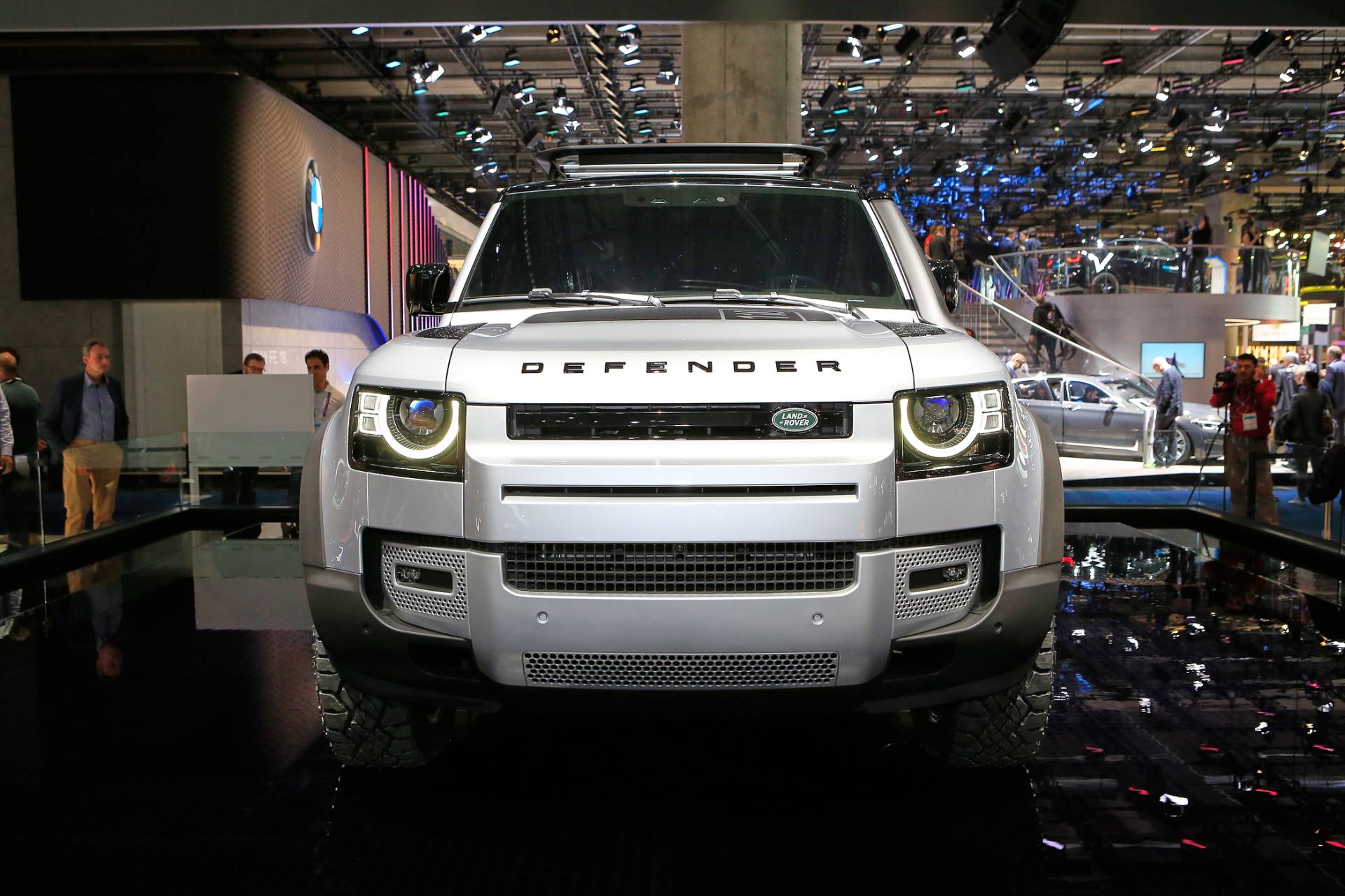фары, решетка, бампер нового Land Rover Defender 2020 – 2021 в России