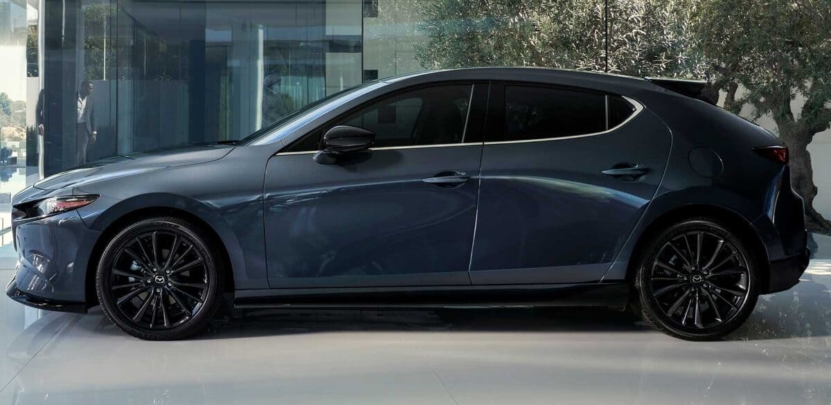 хэтчбек Mazda 3 2022 года