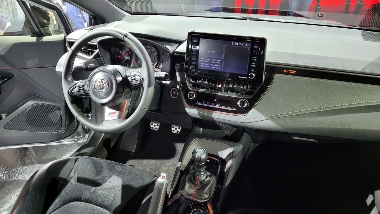 салон Toyota GR Corolla 2023