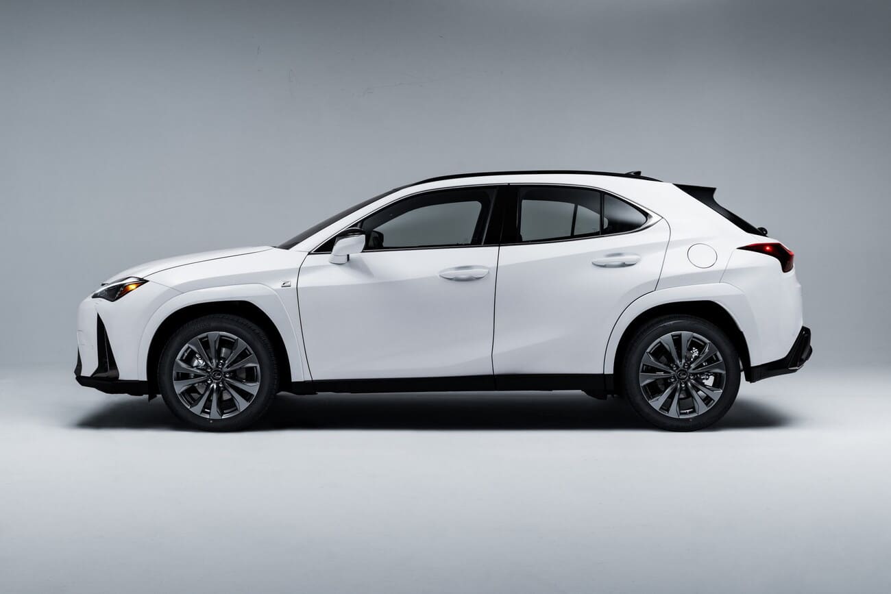 Новый Lexus UX 2023 сбоку