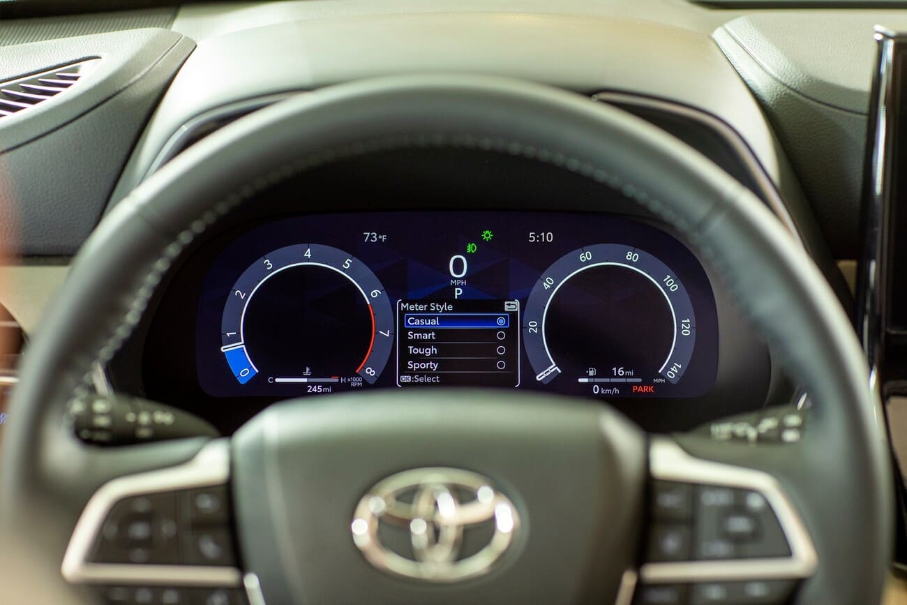 Новый Toyota Highlander 2023 панель приборов