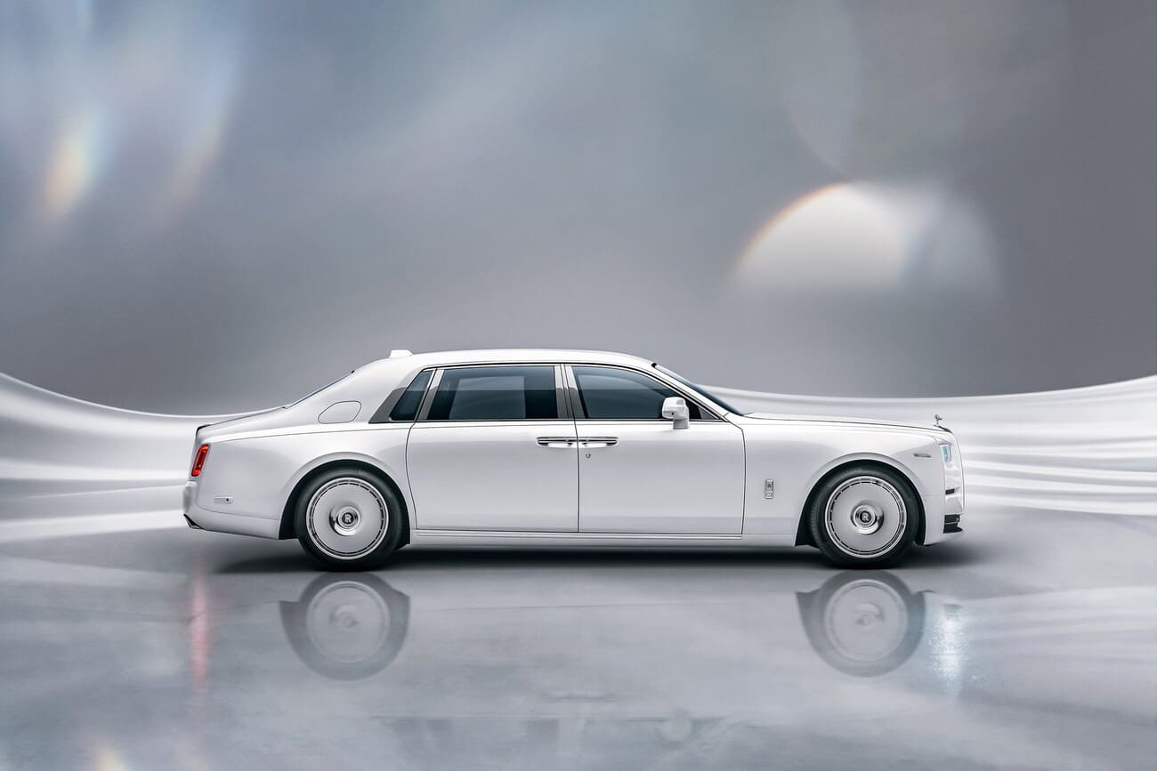 Rolls-Royce Phantom 2023 сбоку
