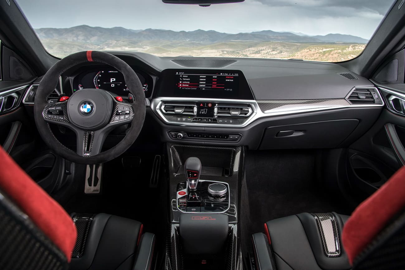 салон купе BMW M4 CSL 2023