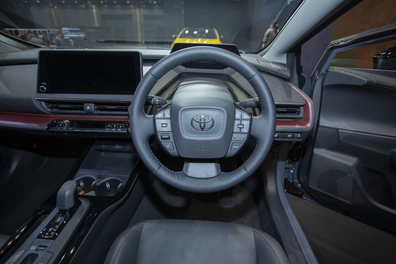 салон Toyota Prius 5 2023 - 2024