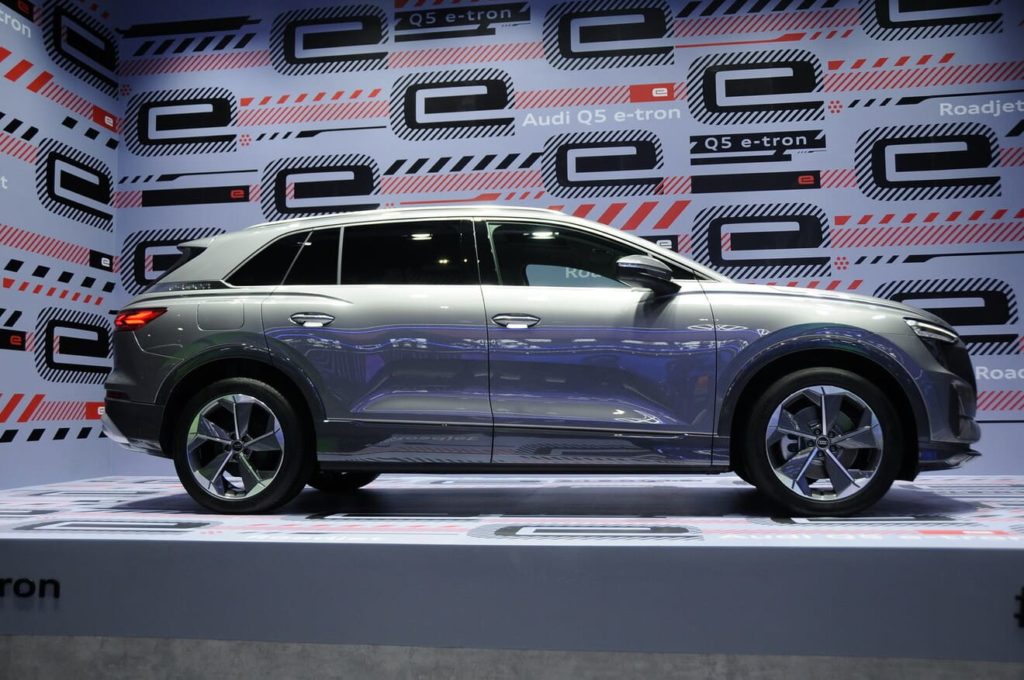 Audi Q5 e-tron 2023 сбоку