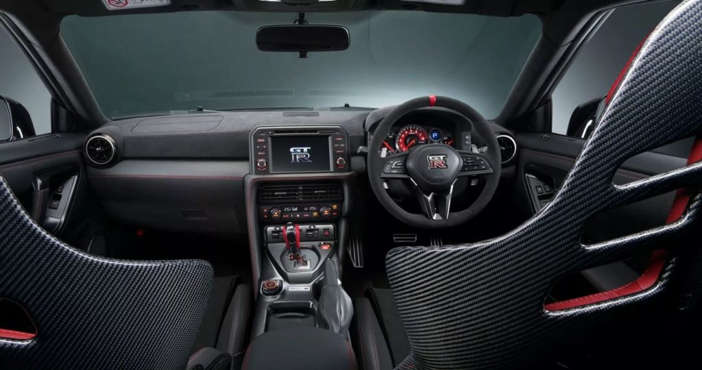 салон Nissan GT-R 2024