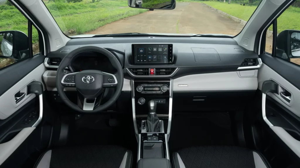 салон Toyota Veloz 2023 в России