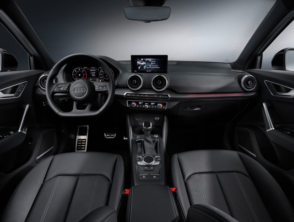 салон Audi Q2 2024 в России