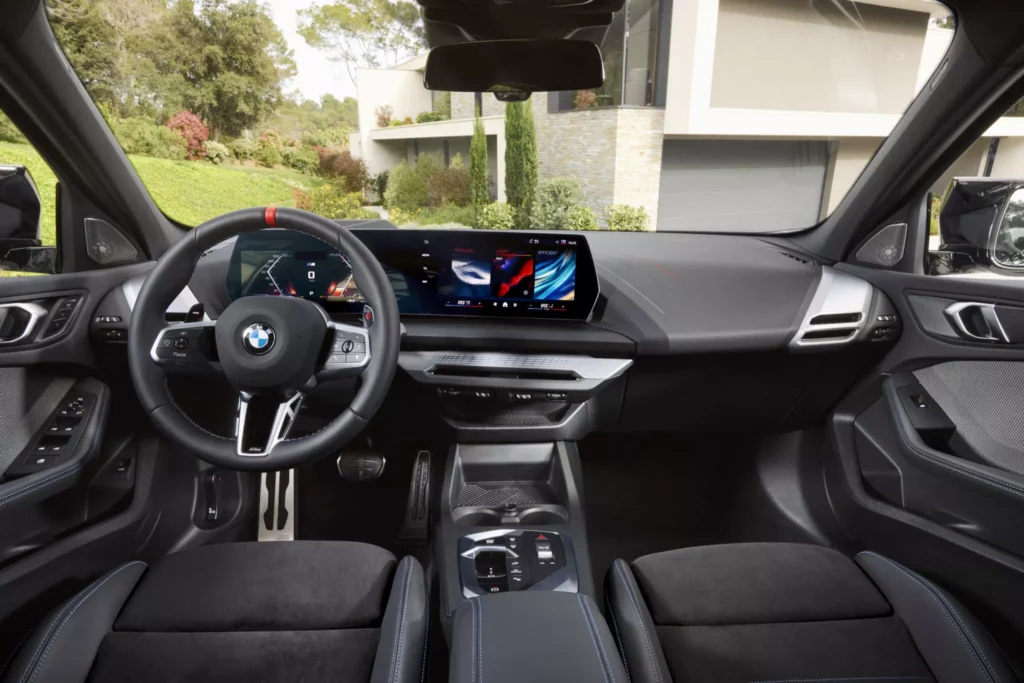 салон BMW 1-Series 2025